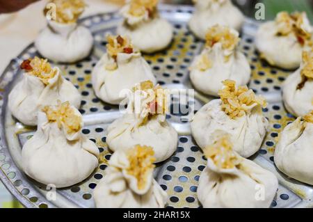 Shaomai cinese non cotti (gnocchi di riso) posto sulla piastra del vaporetto. Foto Stock