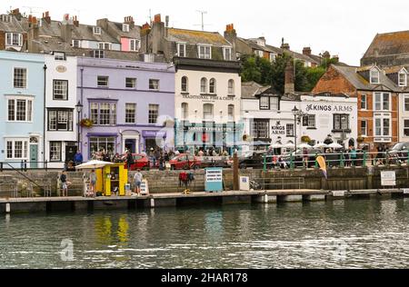 Weymouth, Inghilterra - Luglio 2021: Pub e ristoranti sul lungomare del porto nella località turistica di Weymouth in Dorset. Foto Stock