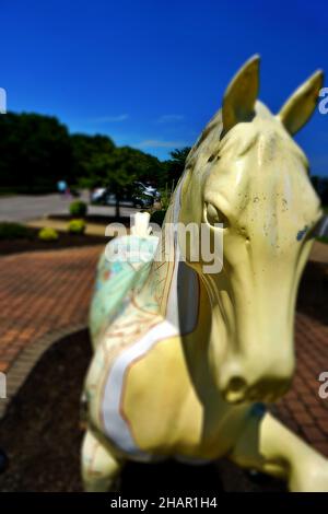 Colpo verticale di una scultura di cavallo dipinta con intemperie Foto Stock