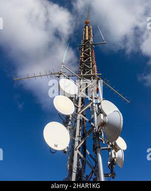 Comunicazioni aeree nella città collinare di Comares, provincia di Malaga, Andalusia, Spagna. Foto Stock