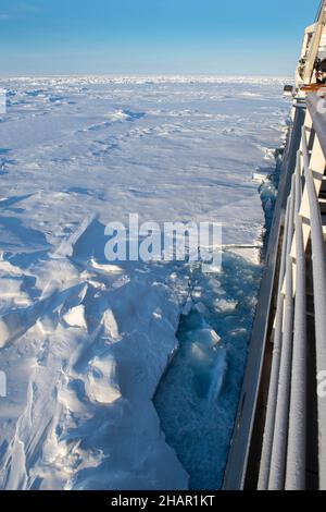 Alto artico. Ponti del le Commandant Charcot in paesaggio polare. Potente rompighiaccio verde per GNL. Foto Stock
