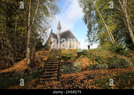 Luss Parish Church, Luss, Arrgyll, Highland Scotland, UK GB. I colori mutevoli dell'autunno circondano la chiesa parrocchiale nel Parco Nazionale dei Trossachs Foto Stock