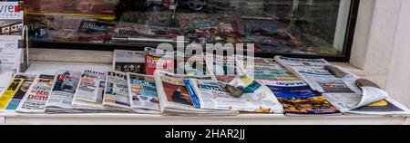 Una selezione di quotidiani internazionali in vendita all'esterno di un negozio a Loule, Portogallo. Foto Stock