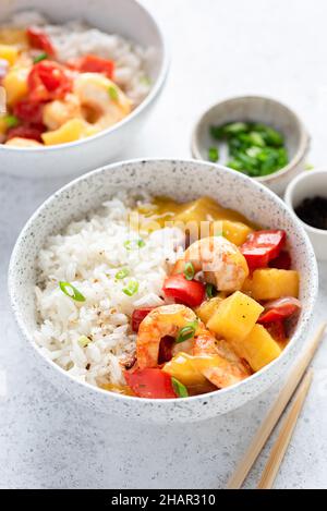 Riso bianco con gamberi e curry di ananas. Cucina asiatica, vista sul primo piano Foto Stock