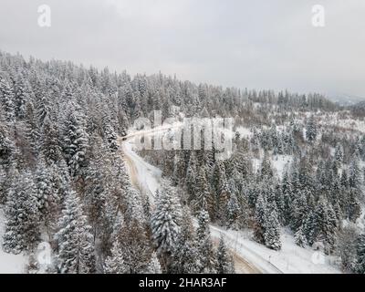 veduta aerea della strada innevata nella stagione invernale dei carpazi Foto Stock