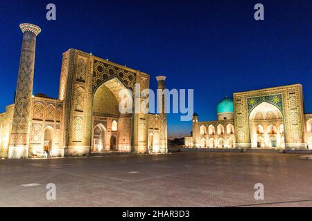 Vista serale della piazza del Registan a Samarcanda, Uzbekistan Foto Stock