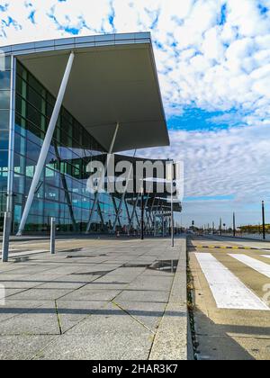 Wroclaw, Polonia - Novembre 4 2020: Strada e facciata dell'edificio dell'aeroporto con pareti glassose in giornata nuvolosa di sole Foto Stock
