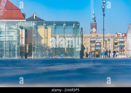 Wroclaw, Polonia - Novembre 8 2020: Costruzione vetrata con scale come ingresso al parcheggio sotterraneo Foto Stock
