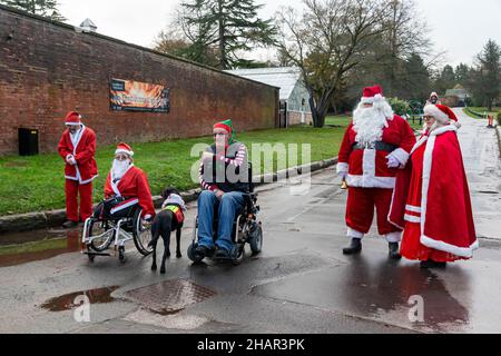 Dave Thompson MBE DL MBA introduce il doppio amputee Jill Keast Doran che 'ha camminato' il corso di Santa Dash per carità Foto Stock