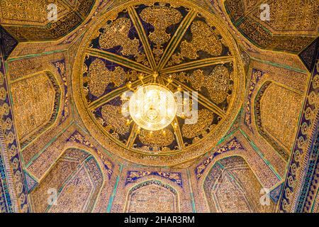 KHIVA, UZBEKISTAN - 26 APRILE 2018: Cupola del Mausoleo Pakhlavan Makhmoud nella città vecchia di Khiva, Uzbekistan. Foto Stock