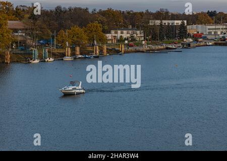 Wroclaw, Polonia - Novembre 15 2020: Piccola barca che nuota da sola sul fiume vicino al porto Foto Stock