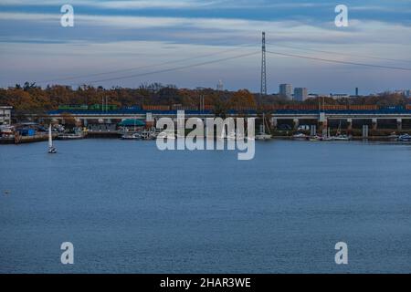 Wroclaw, Polonia - Novembre 15 2020: Giro in treno sul ponte sopra il piccolo porto Foto Stock