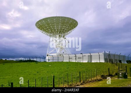 Un'antenna parabolica presso la Warkworth satellite Earth Station, Auckland, Nuova Zelanda Foto Stock