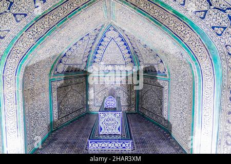 KHIVA, UZBEKISTAN - 26 APRILE 2018: Interno del Mausoleo Pakhlavan Makhmoud nella città vecchia di Khiva, Uzbekistan. Foto Stock