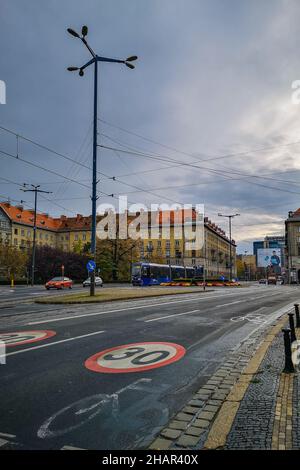 Wroclaw, Polonia - Novembre 16 2020: Grande cartello con limite di velocità di 30 chilometri all'ora dipinto sulla strada Foto Stock