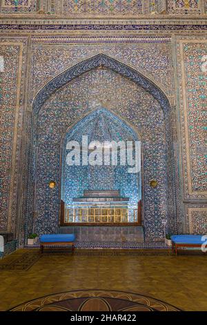 KHIVA, UZBEKISTAN - 26 APRILE 2018: Interno del Mausoleo Pakhlavan Makhmoud nella città vecchia di Khiva, Uzbekistan. Foto Stock