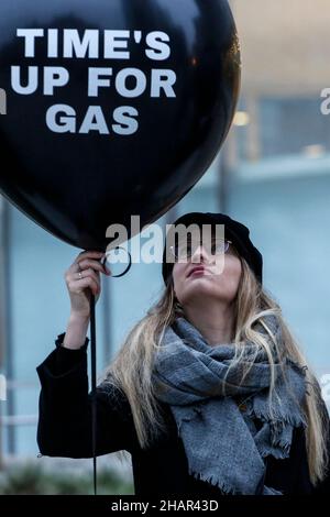 Bruxelles, Belgio. 14th Dic 2021. Gli attivisti dell'organizzazione ambientalista Friends of the Earth trasportano palloncini che leggono ''il tempo per il gas'' al di fuori della sede della Commissione europea mentre l'UE discute di nuove strategie energetiche. (Credit Image: © Valeria Mongelli/ZUMA Press Wire) Foto Stock