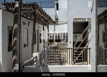 Stucco adobe stile hotel terrazza in Paracas Perù catering di lusso di alta classe avventura turismo camere private balcone lounging al sole. Foto Stock