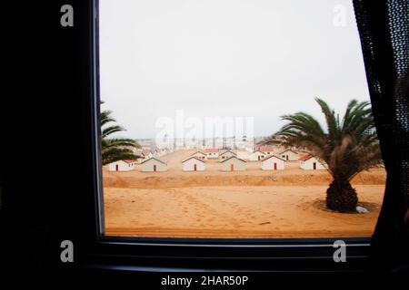 Piccole case sulla costa della namibia, vicino al deserto del Namib n¡. Vista da una finestra dell'autobus. Africa Foto Stock