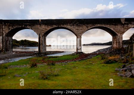 Il viadotto ferroviario a Loch Nan Uamh, costruito nel 1901, attraversa il A830 e l'Allt A' Mhama sulla penisola di Ardnish, Scozia occidentale Foto Stock