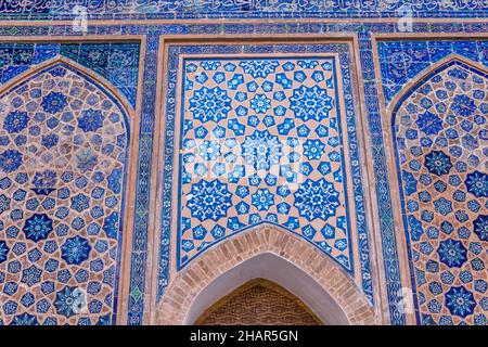 Parete piastrellata di Ulugh Beg Madrasa a Samarcanda, Uzbekistan Foto Stock