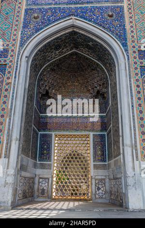 Iwan (portale del vaulten) di Ulugh Beg Madrasa in Samarcanda, Uzbekistan Foto Stock