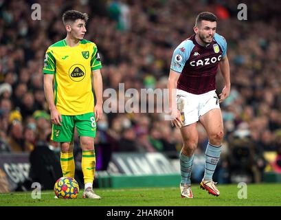 John McGinn (a destra) di Aston Villa appare ferito come Billy Gilmour di Norwich City guarda avanti durante la partita della Premier League a Carrow Road, Norwich. Data foto: Martedì 14 dicembre 2021. Foto Stock