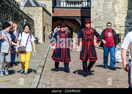 LONDRA, GRAN BRETAGNA - 16 MAGGIO 2014: Si tratta di guardie cerimoniali (beefeaters) in uniforme quotidiana tra i visitatori della Torre di Londra. Foto Stock