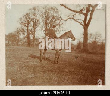 Fotografia d'epoca di un giovane che guida un cavallo in campagna, North Yorkshire, Edwardian Inghilterra 1905 Foto Stock