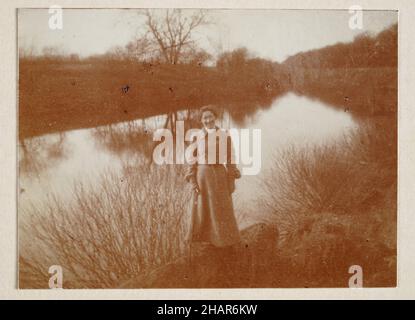 Foto d'epoca di Woman in piedi da un fiume nel North Yorkshire, Edwardian, inglese, 1905, inizio 20th secolo Foto Stock