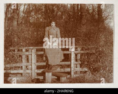 Foto d'epoca di una donna seduta su un pallido, a piedi, escursioni, campagna, Edwardian Inghilterra 1905 Foto Stock