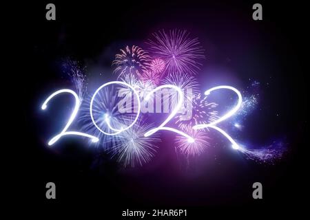 Festeggiamo il nuovo anno (2022) con un'incredibile esposizione di fuochi d'artificio! Foto Stock