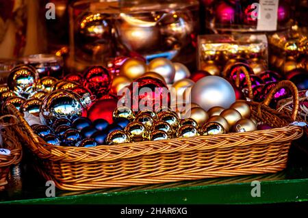 palle di albero di natale di colori diversi in vendita in un mercato di Natale Foto Stock