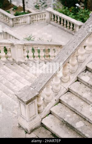 Balaustra in pietra e scala antica. Vista dall'alto Foto Stock