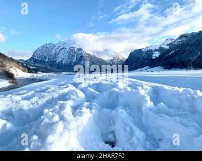 Valle Studen nel cantone Svitto, in Svizzera, il giorno d'inverno è famosa per lo sci di fondo. Ci sono sentieri escursionistici invernali. Vista ad angolo basso, Foto Stock