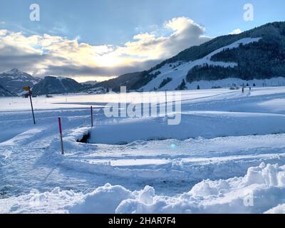 Pista da sci di fondo e sentiero escursionistico invernale nella valle Studen nel cantone Svitto in Svizzera. Luogo ideale per attività invernali all'aperto. Foto Stock