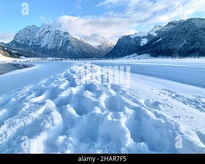 La Valle Studen nel cantone Svitto, in Svizzera, durante la giornata invernale, è famosa per le località sciistiche di fondo. Ci sono sentieri escursionistici invernali. Vista ad angolo basso. Foto Stock