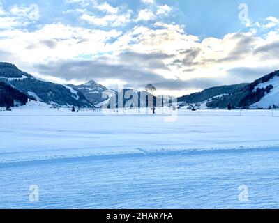 Valle di Studen, Canton Schwyz in Svizzera famosa per la sua località sciistica di fondo. Sentiero per sci di fondo, pattinaggio stile. Foto Stock