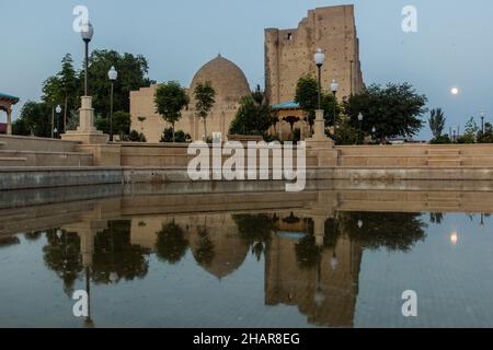 Vista serale di un piccolo stagno e complesso Dorut Tilavat con moschea Kok Gumbaz a Shahrisabz, Uzbekistan Foto Stock