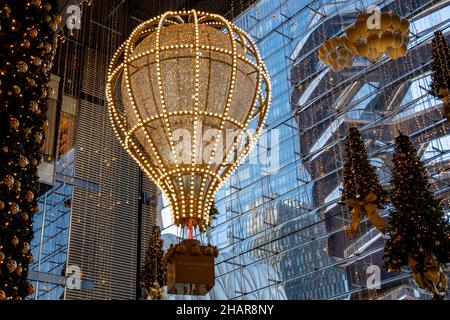 Lucentezza il display luminoso durante la stagione delle feste nei negozi a Hudson Yards, New York City, USA 2021 Foto Stock