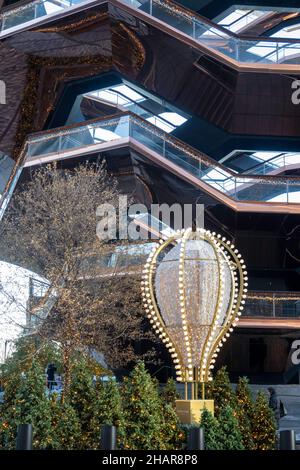 La piazza pubblica e i giardini sono decorati per le vacanze, New York City, USA 2021 Foto Stock