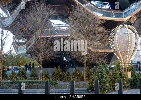 La piazza pubblica e i giardini sono decorati per le vacanze, New York City, USA 2021 Foto Stock