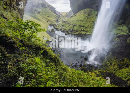 Bella cascata nascosta di Kvernufoss nella regione meridionale dell'Islanda Foto Stock