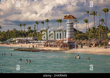 BAYAHIBE, REPUBBLICA DOMINICANA - 02 feb 2020: DOMINICUS, REPUBBLICA DOMINICANA 6 FEBRAURY 2020: Vista della spiaggia Dominicus vicino a Bayhaibe con il faro Foto Stock