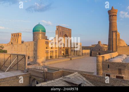 Minareto e moschea di Mir-i-Arab Madrasa e Kalan a Bukhara, Uzbekistan Foto Stock