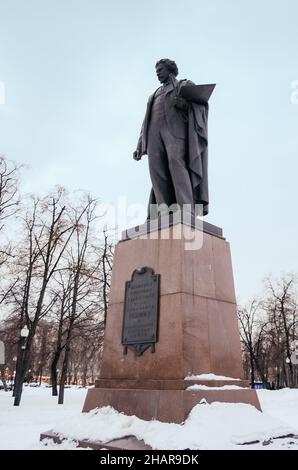 Mosca, Russia Monumento al famoso pittore Repin in Piazza Bototnaya a Mosca Foto Stock