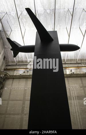 Hangar Bicocca, Milano, Italia: Breath Ghosts Blind di Maurizio Cattelan, monolito nero con un aereo, promemoria degli attacchi del 11 settembre 2001 Foto Stock