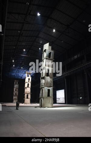 Milano, Italia: I visitatori camminano attraverso i sette palazzi celesti, l'installazione permanente dello scultore tedesco Alnselm Kiefer a Pirelli Hangar Bicocca Foto Stock