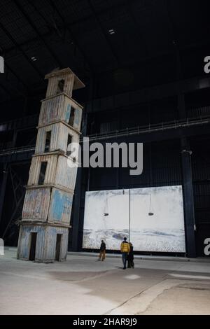 Milano, Italia: I visitatori camminano attraverso i sette palazzi celesti, l'installazione permanente dello scultore tedesco Alnselm Kiefer a Pirelli Hangar Bicocca Foto Stock