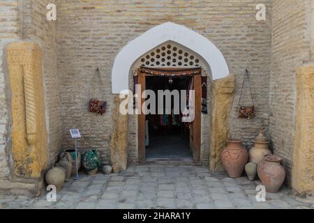 BUKHARA, UZBEKISTAN - 1 MAGGIO 2018: Mercato dei souvenir presso l'edificio Char Minar a Bukhara, Uzbekistan Foto Stock